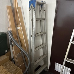 脚立と棚の画像