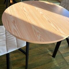 丸テーブルの画像