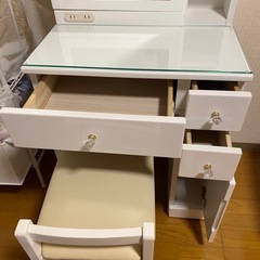 美品　鏡裏収納付きドレッサー　椅子付きの画像