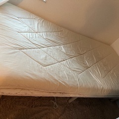 ベッドフレームと布団の画像