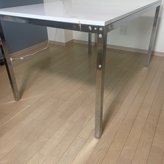 ダイニングテーブルの画像