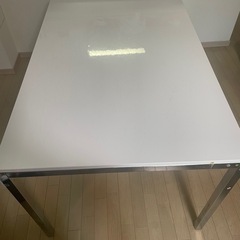 ダイニングテーブルの画像