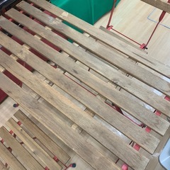 折りたたみできます。テーブルとイス二脚の画像