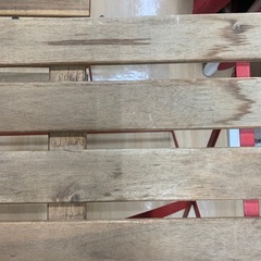 折りたたみできます。テーブルとイス二脚の画像