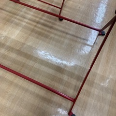 折りたたみできます。テーブルとイス二脚の画像