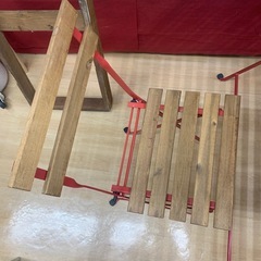 折りたたみできます。テーブルとイス二脚の画像