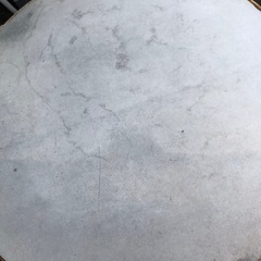 テーブルと椅子のセットの画像