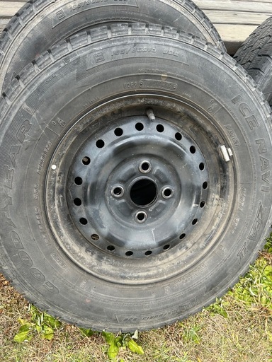 スタッドレスタイヤ（165/80R13 83Q）