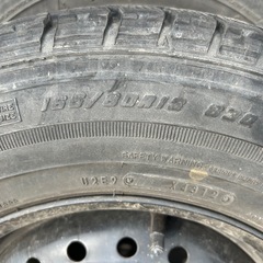 スタッドレスタイヤ（165/80R13 83Q）の画像