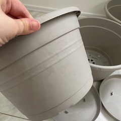 新品未使用✨️ 植木鉢 吊り下げ ハンギングプランター 3個 黒 北欧 屋内 屋外 ベランダ 排水穴付き 植木鉢バスケット オフィス ガーデニング 園芸 インテリア (Grey)の画像