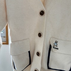 Vネック ニットカーディガン アイボリークマ刺繍 ポケット付きの画像