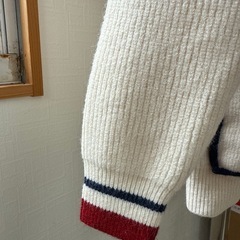 Vネック ニットカーディガン アイボリークマ刺繍 ポケット付きの画像