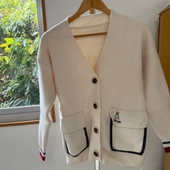 Vネック ニットカーディガン アイボリークマ刺繍 ポケット付きの画像