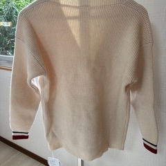 Vネック ニットカーディガン アイボリークマ刺繍 ポケット付きの画像