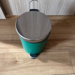 IKEAペダル式ゴミ箱の画像