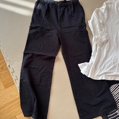 ユニクロ黒パンツ　と白カットソーの画像