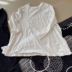 ユニクロ黒パンツ　と白カットソーの画像