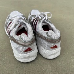 アディダス ランニングシューズの画像