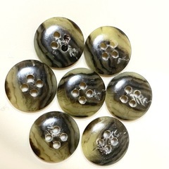 水牛の角のボタン  ７個の画像