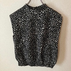 黒と白の水玉模様ノースリーブトップスの画像