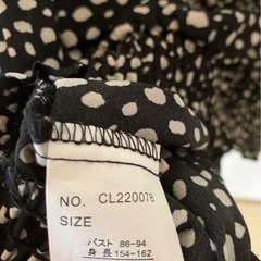 黒と白の水玉模様ノースリーブトップスの画像