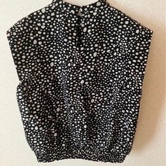 黒と白の水玉模様ノースリーブトップスの画像