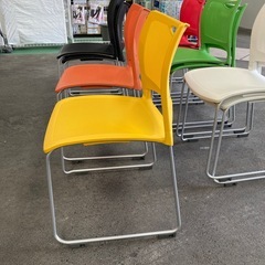 カラフル椅子セットの画像
