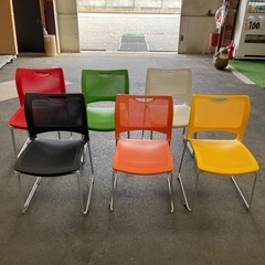 カラフル椅子セットの画像
