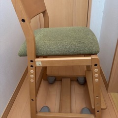 コイズミ高さが変えられる学習チェアの画像