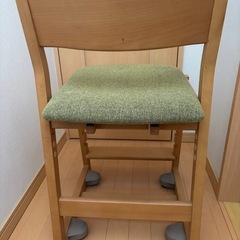 コイズミ高さが変えられる学習チェアの画像