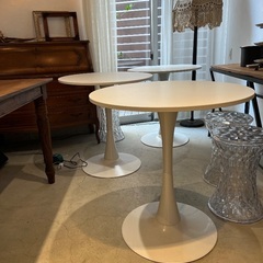 白いカフェテーブル。3つあります。の画像