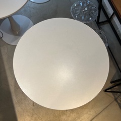 白いカフェテーブル。3つあります。の画像