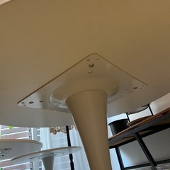 白いカフェテーブル。3つあります。の画像