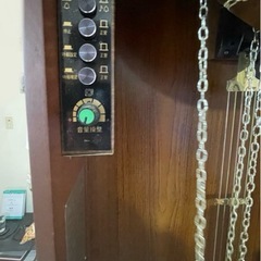 木製柱時計 装飾彫刻入り アナログ式の画像