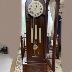 木製柱時計 装飾彫刻入り アナログ式の画像