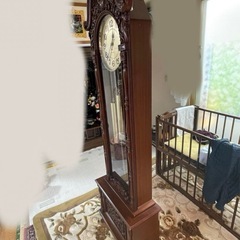 木製柱時計 装飾彫刻入り アナログ式の画像