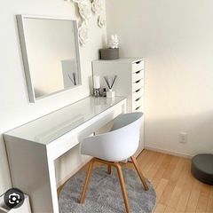 引き出し付きドレッサーの画像