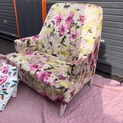 早い者勝ち　花柄ソファーの画像