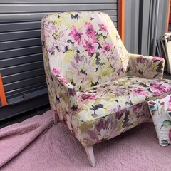 早い者勝ち　花柄ソファーの画像