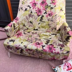 早い者勝ち　花柄ソファーの画像