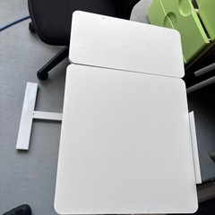 机と椅子の画像