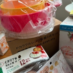 新品片口ボール、レンジ容器3点セット、空き瓶、お菓子の型等の画像