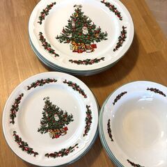 ［レトロ］クリスマス 食器セット 大皿4枚 小皿4枚 ボウル4個 カップ&ソーサー4個の画像