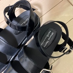 earth music&ecology ブラック ストラップサンダルの画像