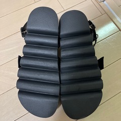 earth music&ecology ブラック ストラップサンダルの画像