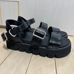 earth music&ecology ブラック ストラップサンダルの画像