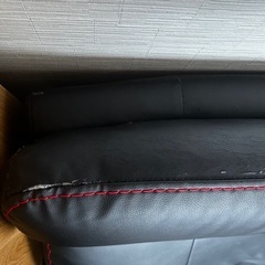 3人がけソファー 黒レザー赤ステッチ 元値150,000円の画像