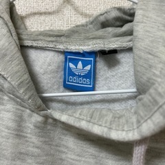アディダスオリジナルパーカーの画像