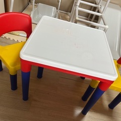 子供用テーブルチェアセットの画像