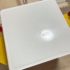 子供用テーブルチェアセットの画像